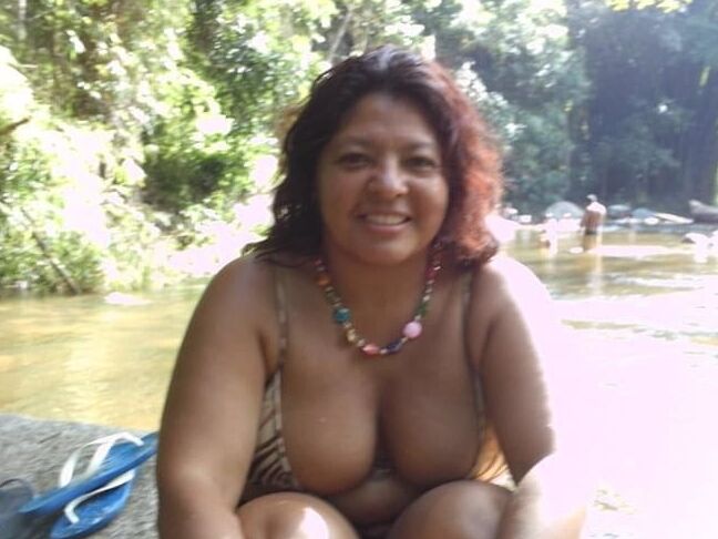 Esposa de corno exhibiendose en la playa. BBW flashing wife