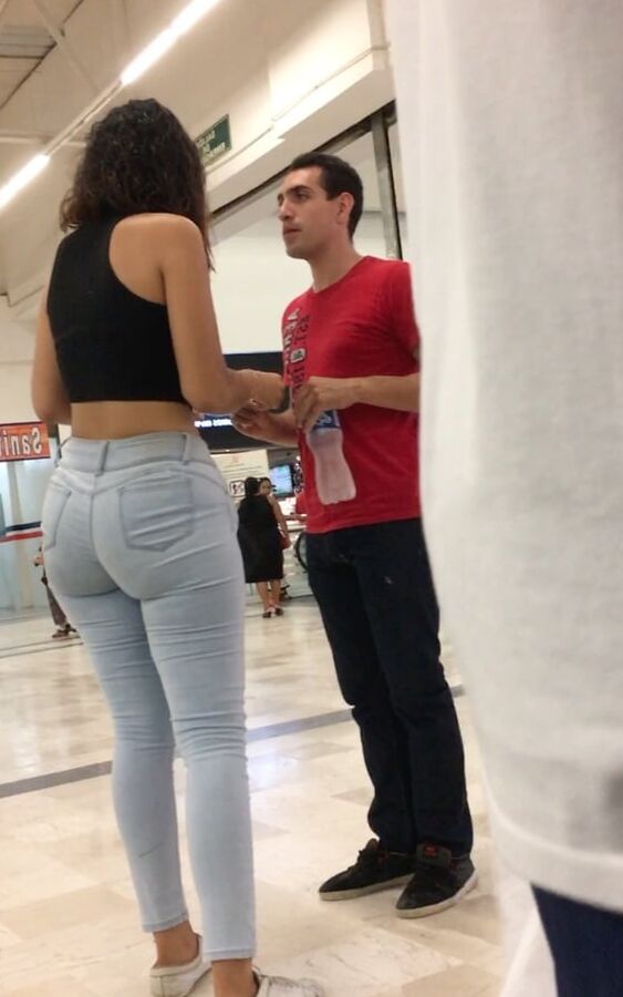 Nalgona en plaza