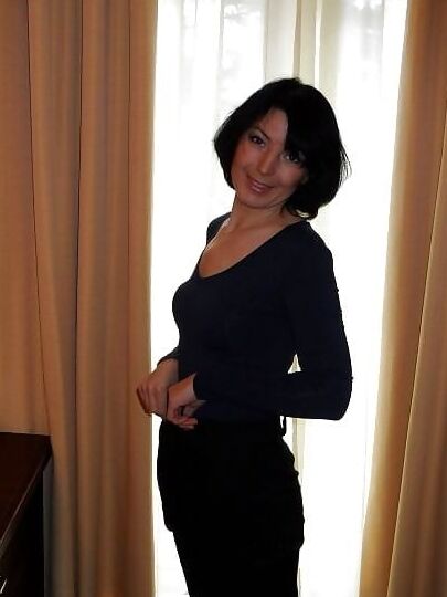 hot milf who loves spreading ass