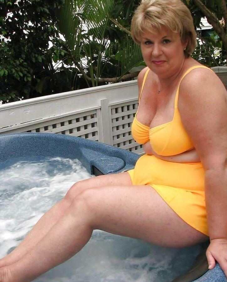 Very sexy cougar gilf