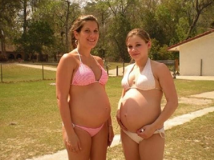 Schwanger im Bikini