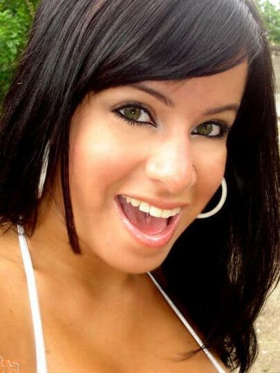 Linda chilena de ojos hermosos y de unas enormes tetas