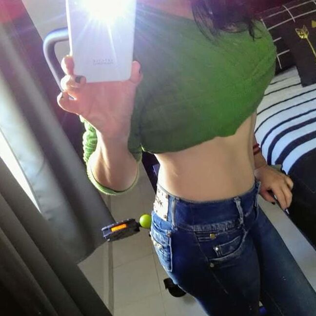 Esposa de corno exhibiendose en la playa. BBW flashing wife