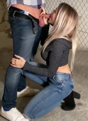Une blonde en jeans suce a genoux on her knees