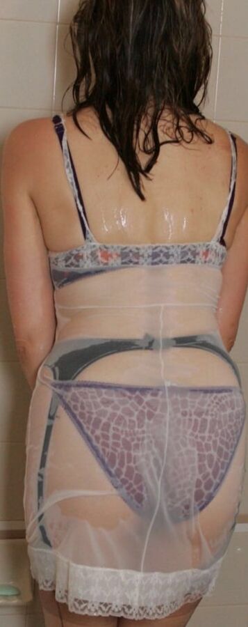 Lauren takes a bath in her undies