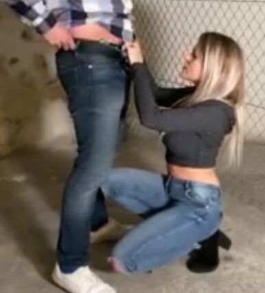 Une blonde en jeans suce a genoux on her knees