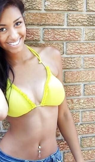 Des Jeunes Filles Habillees Et Sexy suite