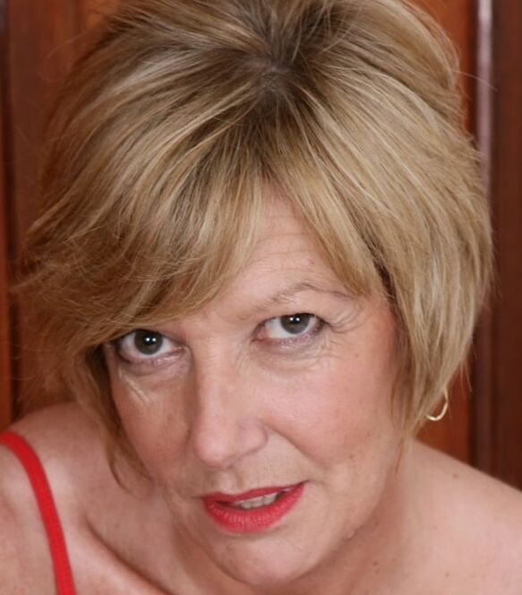 Sexy mature Amy