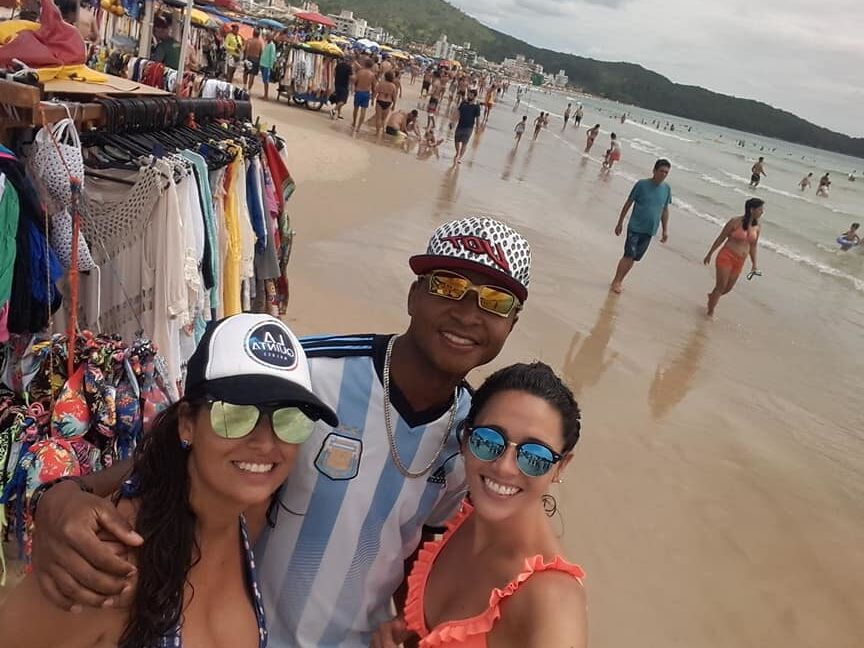 (ARG): Ale&;s little ass or Flavia&;s melons?