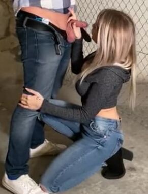 Une blonde en jeans suce a genoux on her knees