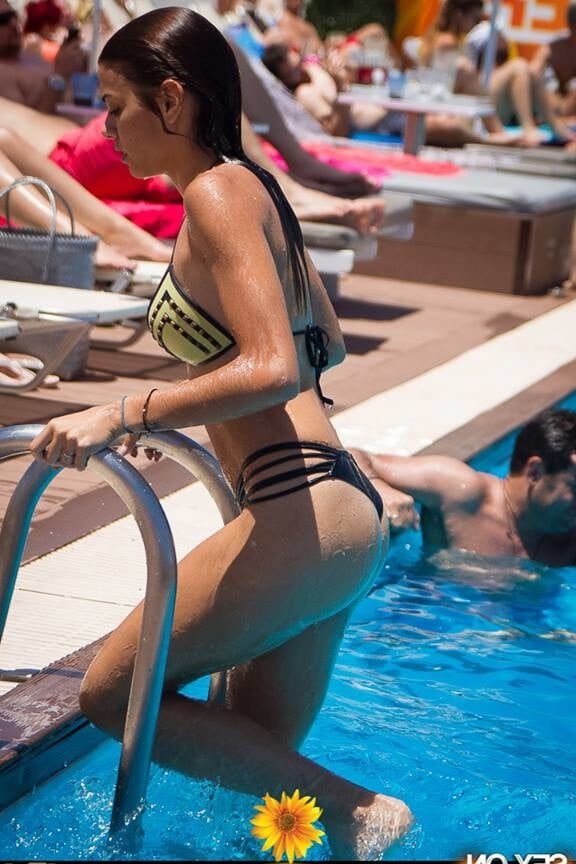Kolares in Bikini