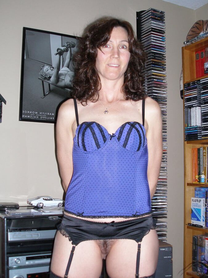 Bottomless Wives &amp; Milfs