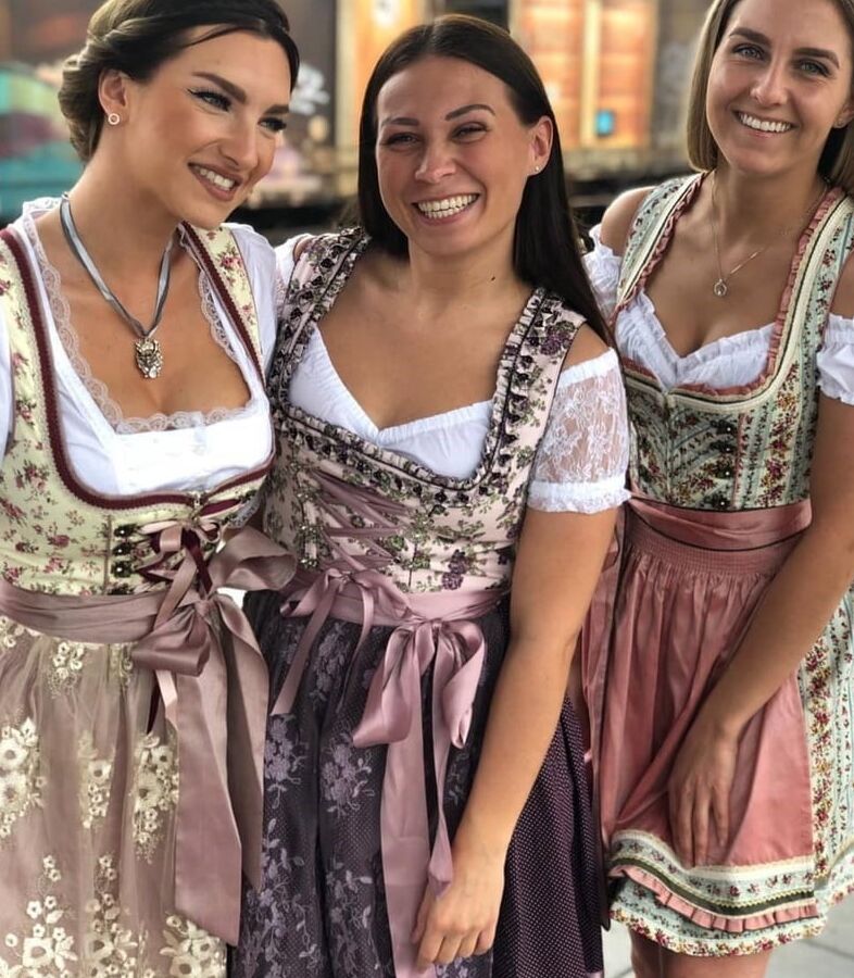 Dirndl sweethearts