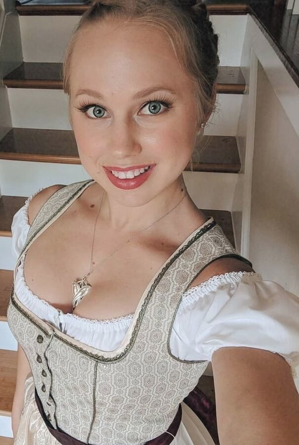 Dirndl sweethearts