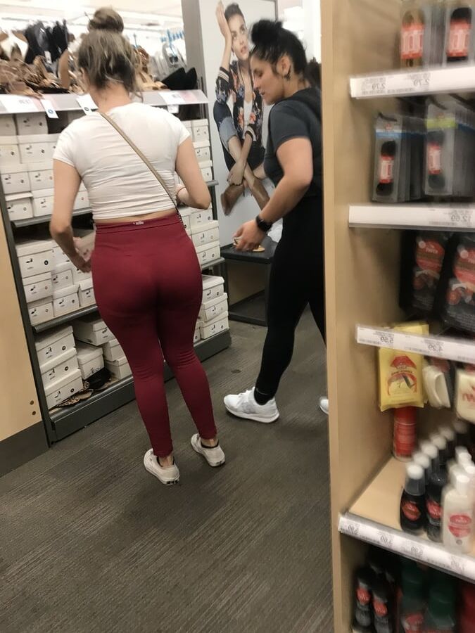 Fat booty Latina in red leggings