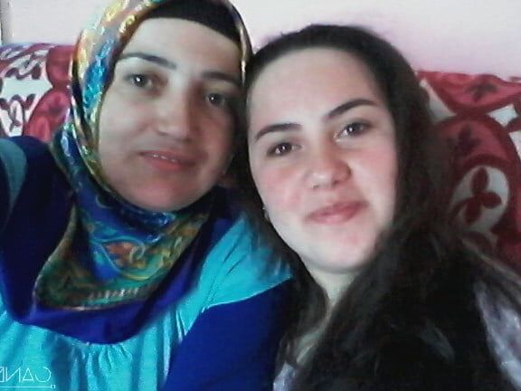 zuleyha plays at home