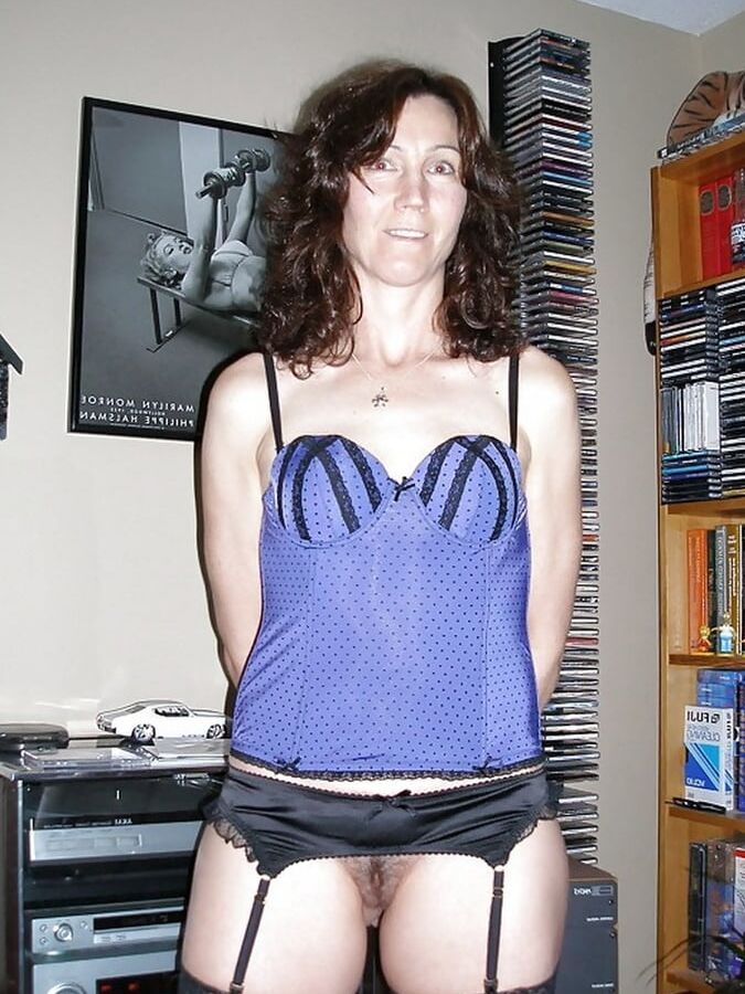 Bottomless Wives &amp; Milfs