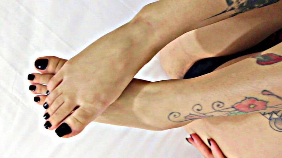 CUTE FUCKABLE BITCH (FEET AND ASS)