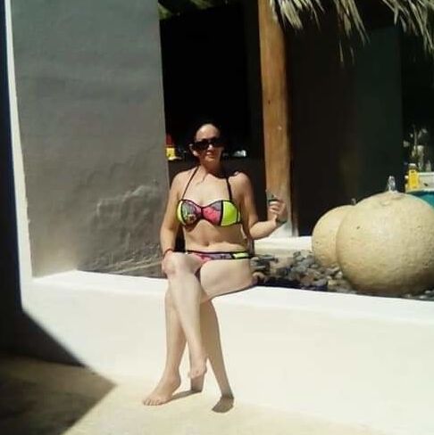 Esposa de corno exhibiendose en la playa. BBW flashing wife