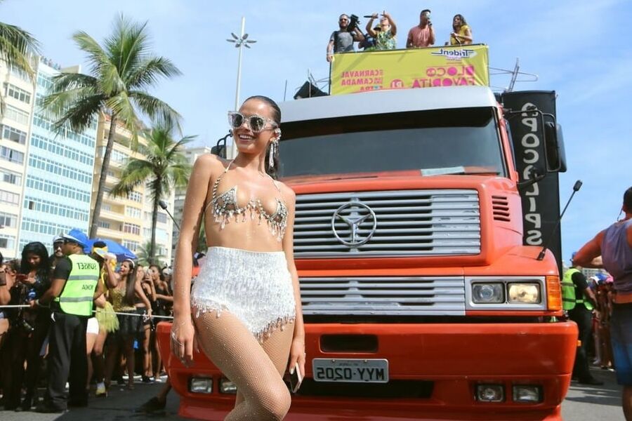 Bruna Marquezine topless Carnaval of Rio feb