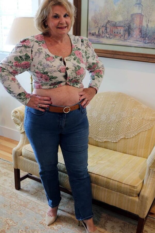Very sexy cougar gilf
