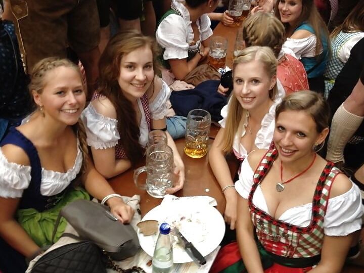 Dirndl sweethearts