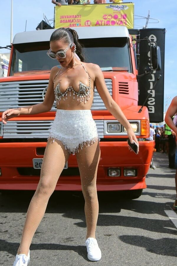 Bruna Marquezine topless Carnaval of Rio feb