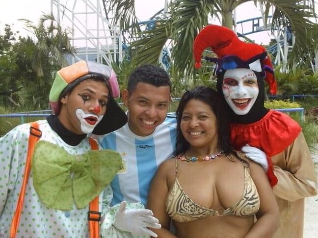 Esposa de corno exhibiendose en la playa. BBW flashing wife