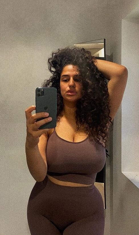 Fat booty Latina in red leggings