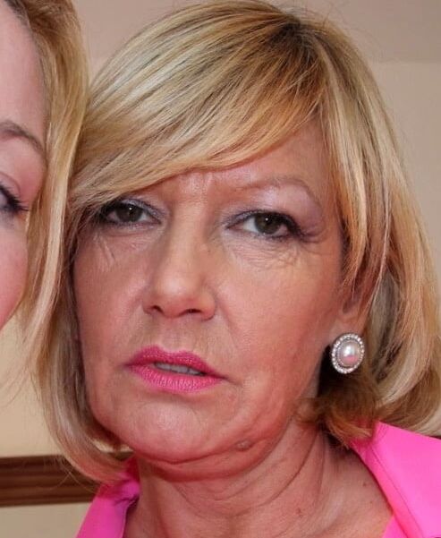 Sexy mature Amy