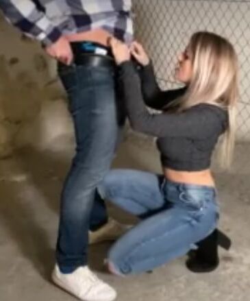 Une blonde en jeans suce a genoux on her knees