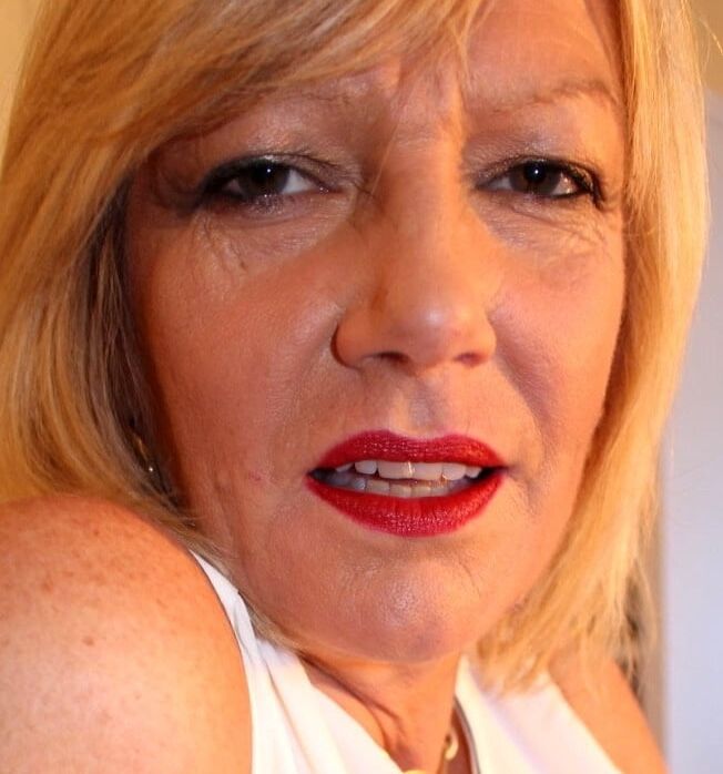 Sexy mature Amy