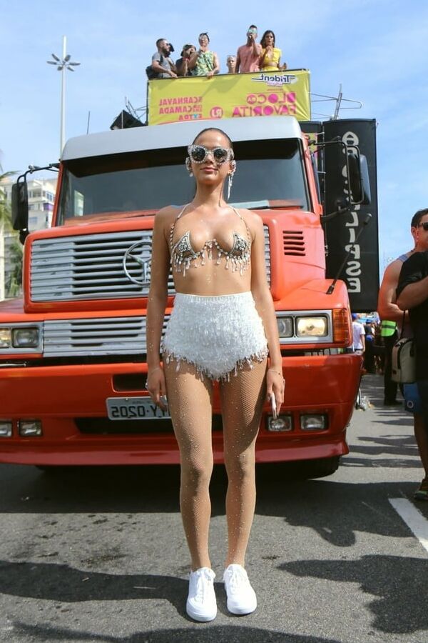 Bruna Marquezine topless Carnaval of Rio feb