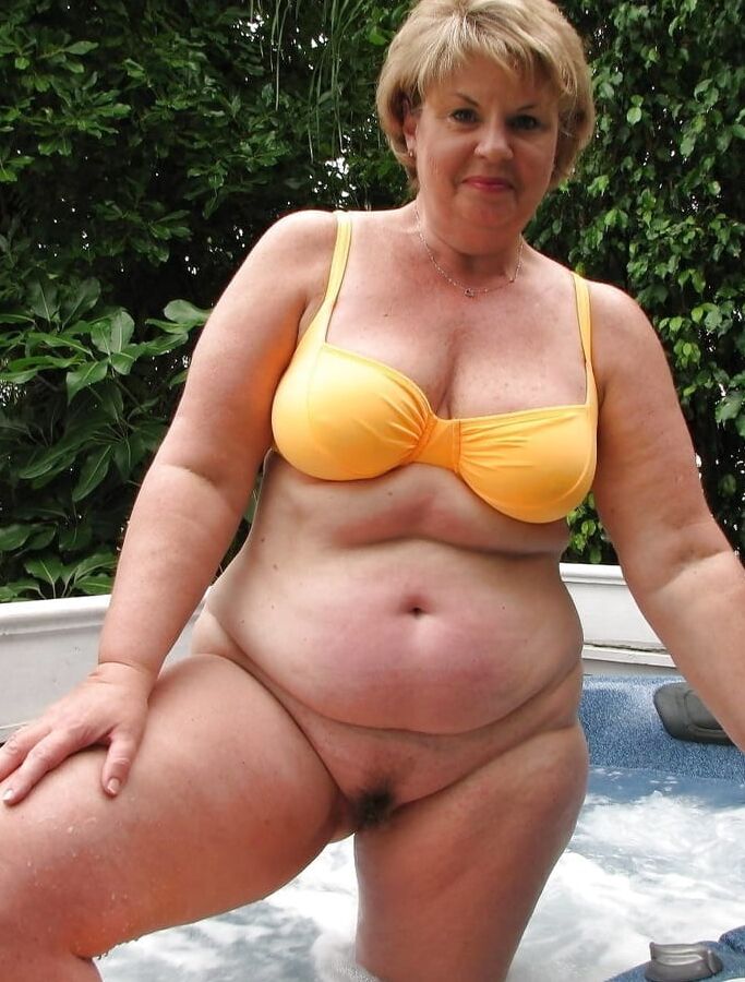 Very sexy cougar gilf