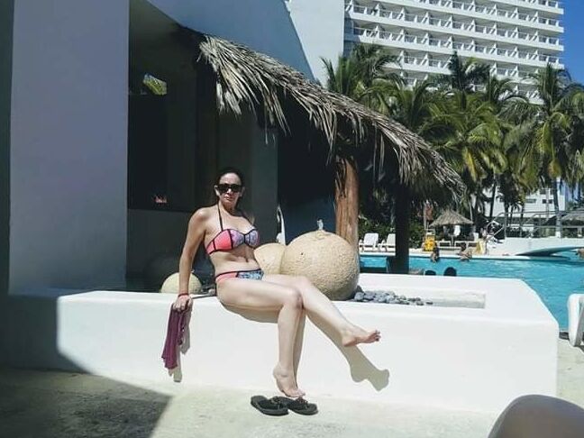 Esposa de corno exhibiendose en la playa. BBW flashing wife