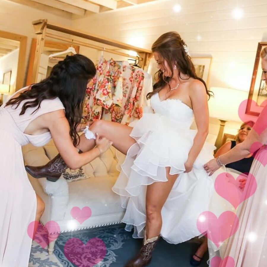 Cowgirl-Braut Elli am Hochzeitstag zeigt schöne Titten und harte Nippel