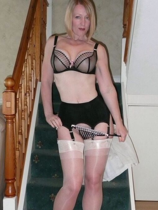 LEGGY SHORT HAIR MILF