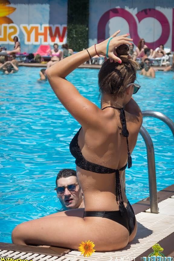 Kolares in Bikini