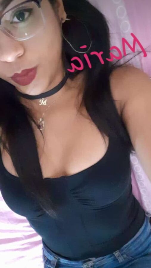 Morenita duchandose