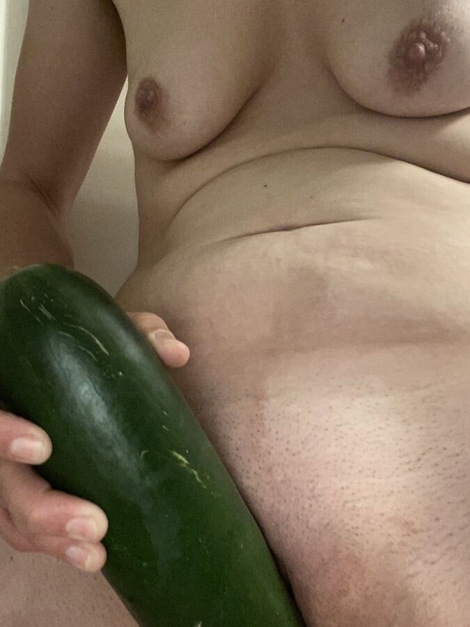 CUCUMBER&amp;HORNY!!