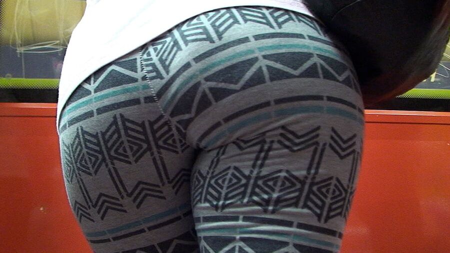 BIG BUTTS ON CAMERA from GLUTEUS DIVINUS