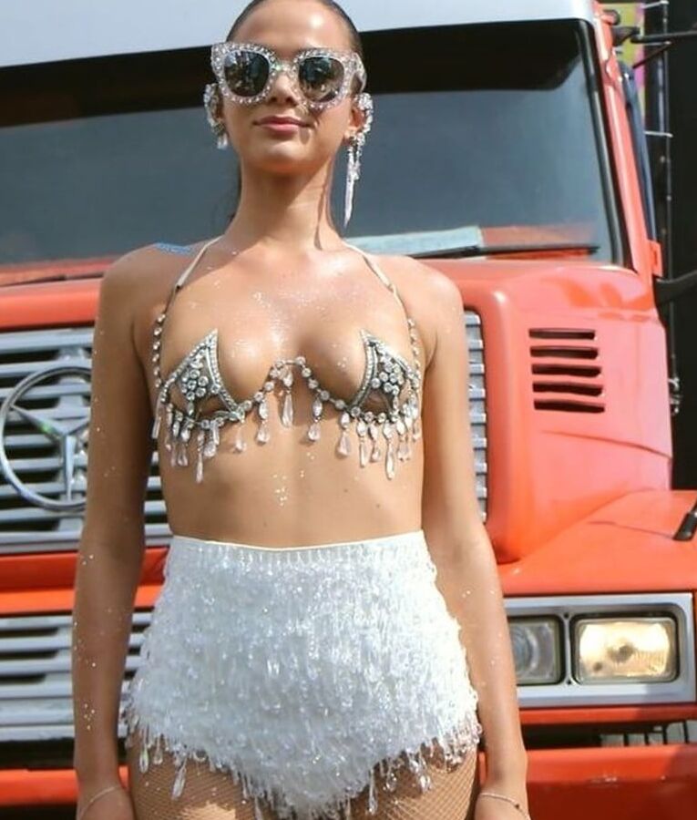 Bruna Marquezine topless Carnaval of Rio feb