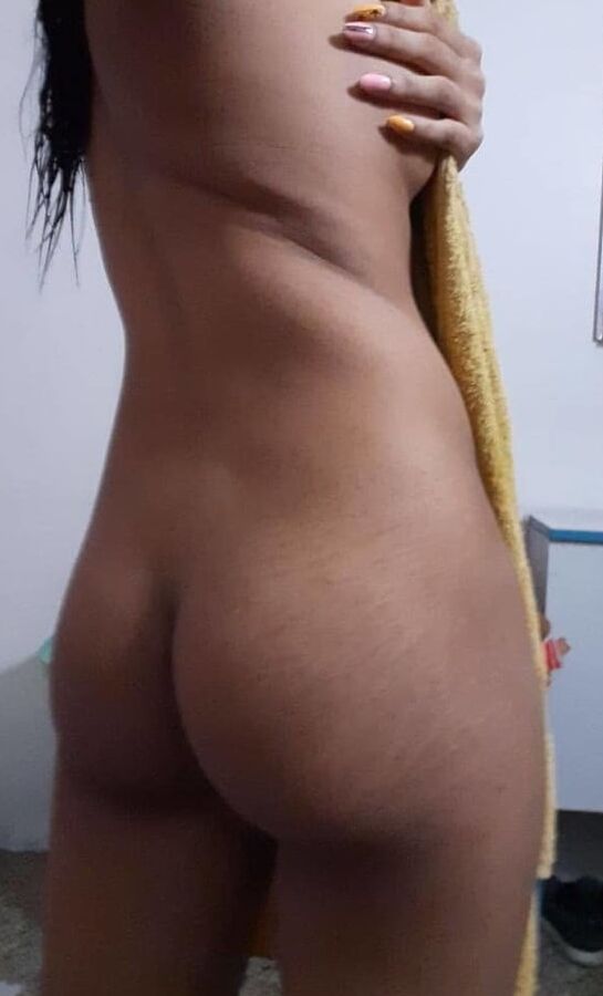 Morenita duchandose