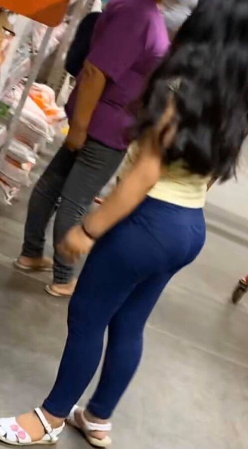 Una nena culona en plaza vea