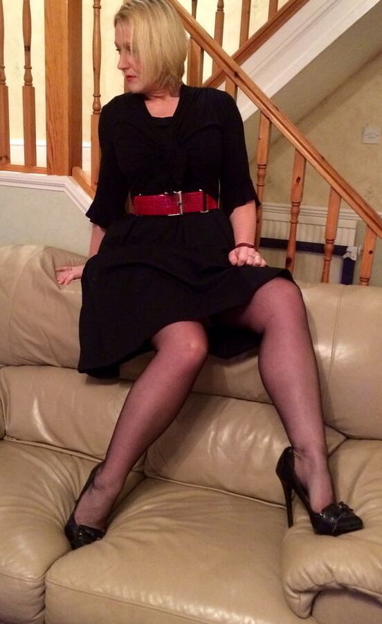 LEGGY SHORT HAIR MILF