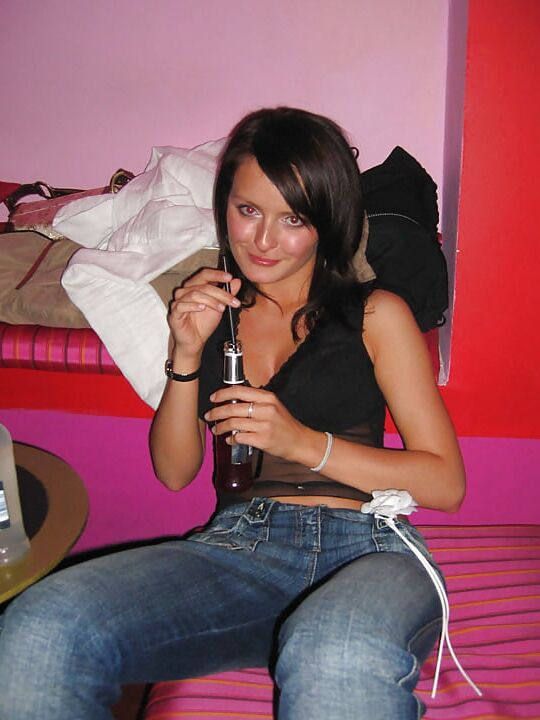 Des Jeunes Filles Habillees Et Sexy suite