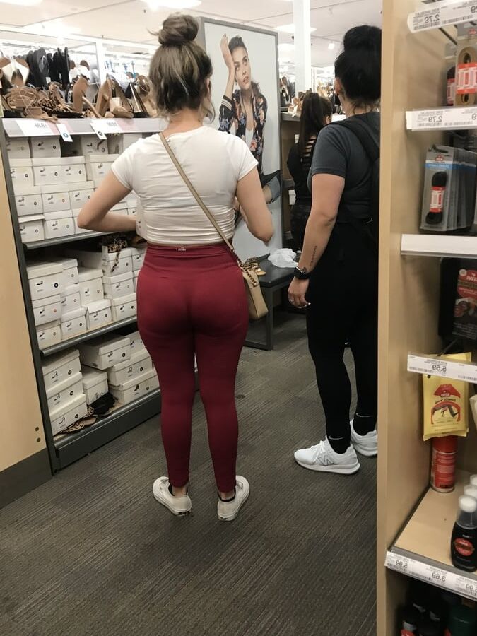 Fat booty Latina in red leggings