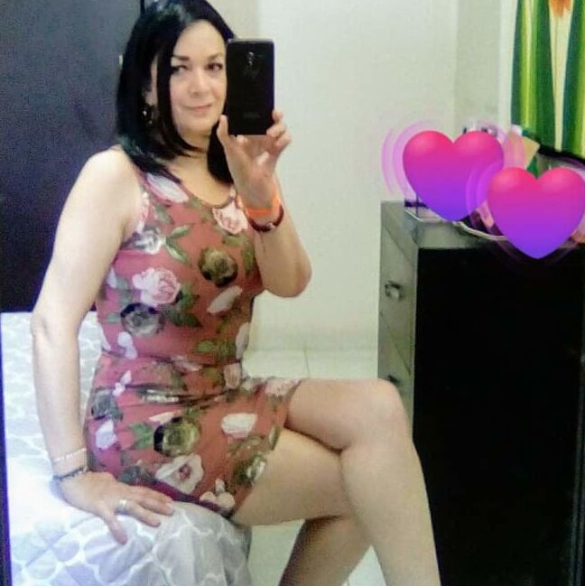 Esposa de corno exhibiendose en la playa. BBW flashing wife
