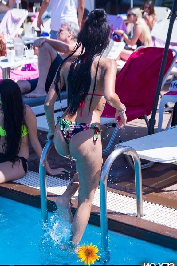 Kolares in Bikini