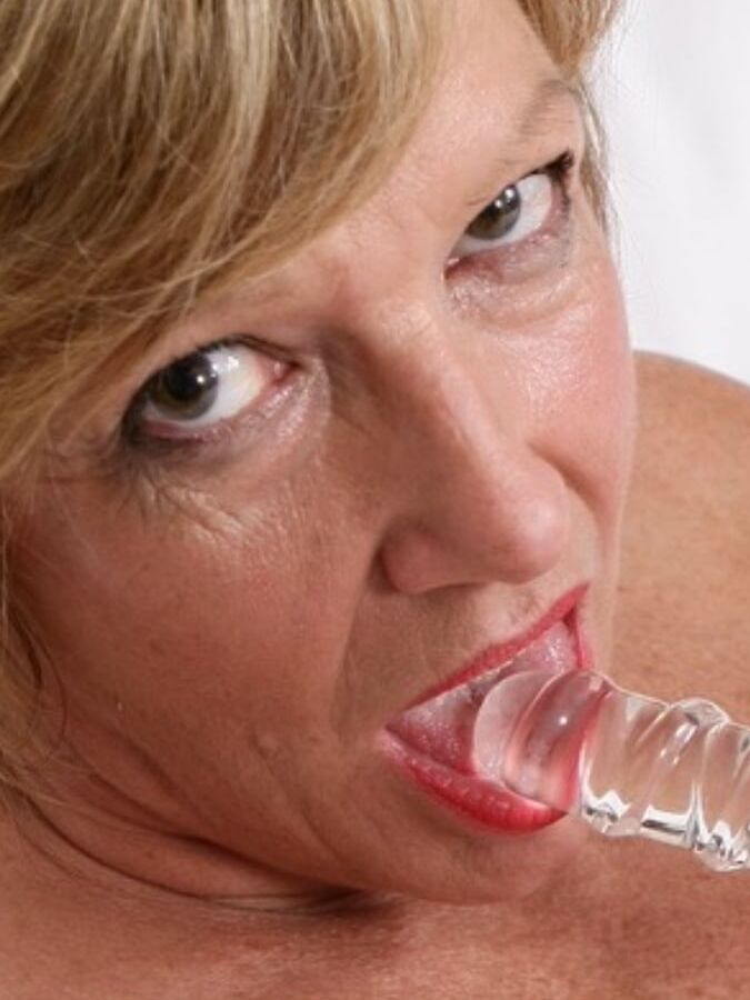 Sexy mature Amy